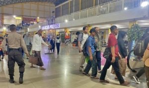 penumpang memadati Terminal Purabaya Surabaya pada H4