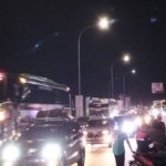 suasana sejumlah pengendara roda empat saat keluar dari area eiyl