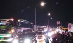 suasana-sejumlah-pengendara-roda-empat-saat-keluar-dari-area-eiyl.jpg suasana sejumlah pengendara roda empat saat keluar dari area eiyl