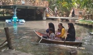 wahana perahu di wisata sumber banteng kediri