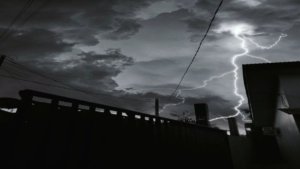 Cuaca Jatim: Peringatan Dini Angin Kencang Mengancam 19 Wilayah, Termasuk Surabaya