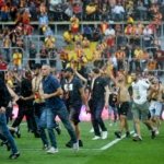 1450539 des supporters lensois ont penetre sur la pelouse de bollaert a la mi temps de lens lille