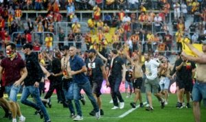 1450539 des supporters lensois ont penetre sur la pelouse de bollaert a la mi temps de lens lille
