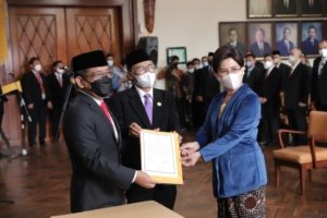 Profil Lengkap Ova Emilia, Rektor Perempuan Kedua UGM