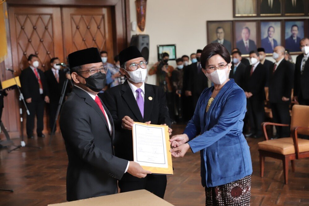 Profil Lengkap Ova Emilia, Rektor Perempuan Kedua UGM