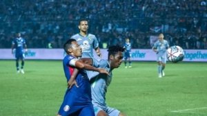 Persebaya Vs Arema FC: Ratusan Bonek Rayakan Derby Jawa Timur di Balai Kota Surabaya