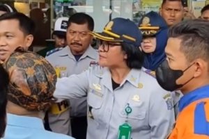 Inovasi Digitalisasi Parkir di Surabaya dengan Rompi Jukir Berbarcode QRIS