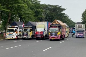 Aksi Massal Sopir Truk di Surabaya Tuntut Perubahan Kebijakan BBM