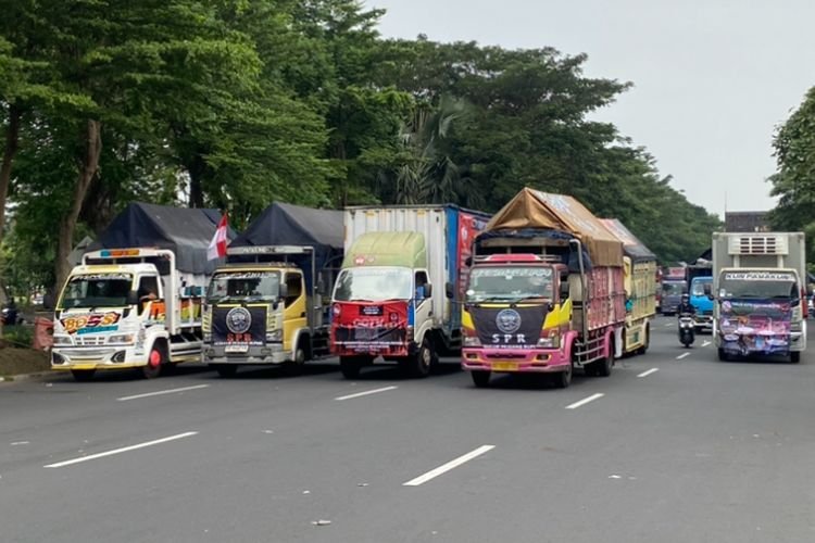 Aksi Massal Sopir Truk di Surabaya Tuntut Perubahan Kebijakan BBM