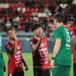 81875 pemain persebaya surabaya hijau dan bali united merah sebelum pertandingan