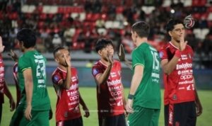 81875 pemain persebaya surabaya hijau dan bali united merah sebelum pertandingan