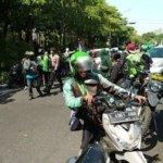 Aksi sweeping ke sesama pemotor ojek online mewarnai jalannya demonstrasi