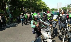 Aksi sweeping ke sesama pemotor ojek online mewarnai jalannya demonstrasi