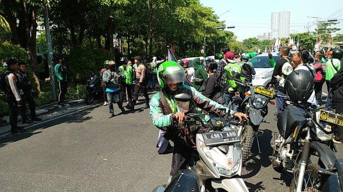 3 Tuntutan, Kondisi Pengemudi Ojol di Surabaya Mengeluhkan Kebijakan Tarif yang Tidak Adil