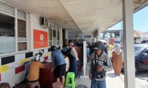 Aktivitas-pembelian-tiket-kapal-di-kantor-Pelni-Cabang-Ternate.jpg Aktivitas pembelian tiket kapal di kantor Pelni Cabang Ternate