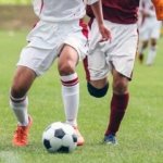 Bermain Sepak Bola di Lapangan