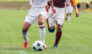 Bermain-Sepak-Bola-di-Lapangan.jpg Bermain Sepak Bola di Lapangan