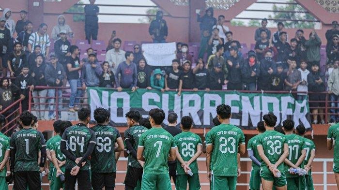Kekalahan Persebaya Surabaya Mengundang Reaksi Keras dari Suporter 1 Kekalahan Persebaya Surabaya Mengundang Reaksi Keras dari Suporter