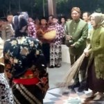 Bupati-Tulungagung-Gatut-Sunu-Wibowo-bersama-istri-bersiap-reresik.jpg Bupati Tulungagung Gatut Sunu Wibowo bersama istri bersiap reresik