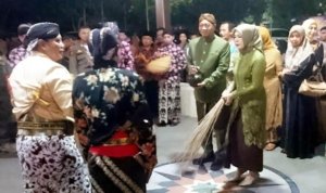 Bupati Tulungagung Gatut Sunu Wibowo bersama istri bersiap reresik