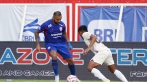 Pemain Baru Persebaya Surabaya Cetak Gol Debut dalam Kemenangan Telak Lawan Arema FC