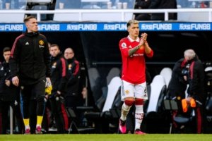 Kritik Pedas Michael Carrick terhadap Keputusan Kartu Merah Lisandro Martinez