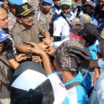 Gubernur Jawa Timur Soekarwo saat menemui buruh di depan Kantor Gubernur Jawa Timur jalan Pahlawan