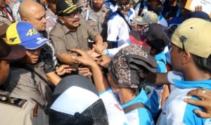 Gubernur Jawa Timur Soekarwo saat menemui buruh di depan Kantor Gubernur Jawa Timur jalan Pahlawan