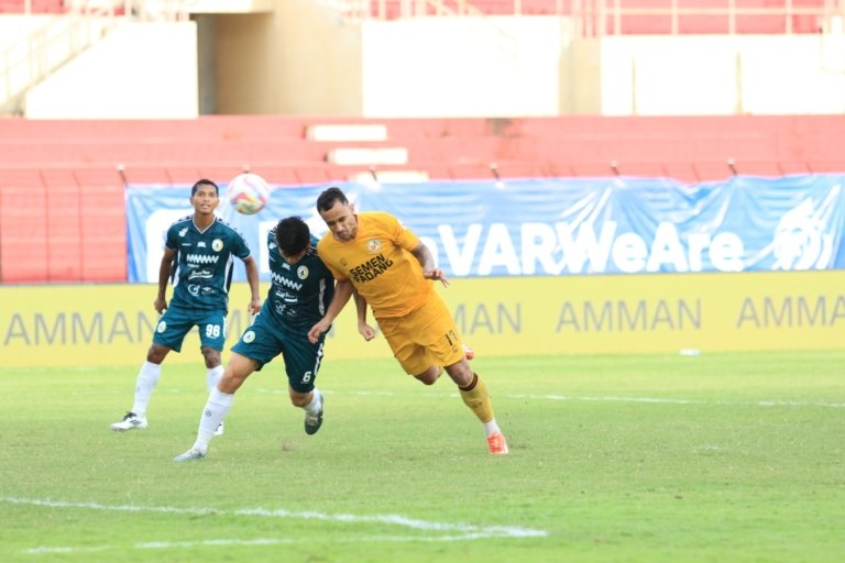 Persib Bandung Dominasi Laga Kontra Semen Padang di Stadion Haji Agus Salim