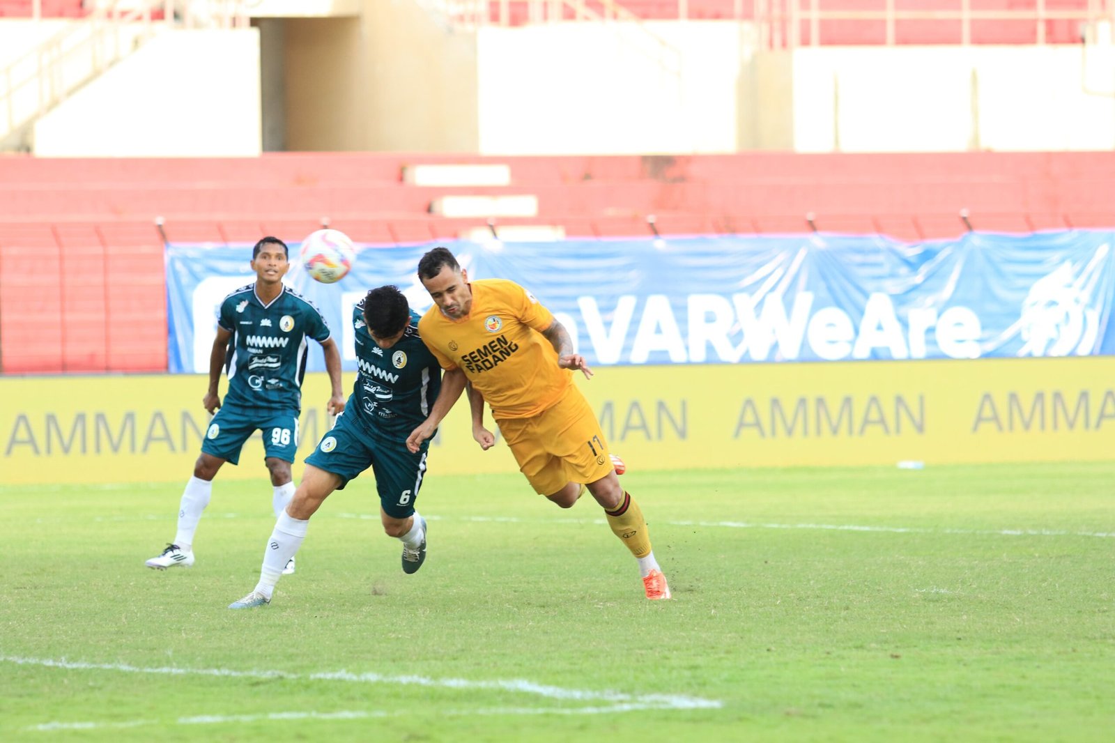 Persib Bandung Dominasi Laga Kontra Semen Padang di Stadion Haji Agus Salim 1 Persib Bandung Dominasi Laga Kontra Semen Padang di Stadion Haji Agus Salim