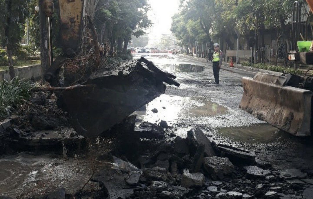 Masalah Infrastruktur di Surabaya: Kebocoran Pipa PDAM yang Menyebabkan Gangguan Lalu Lintas
