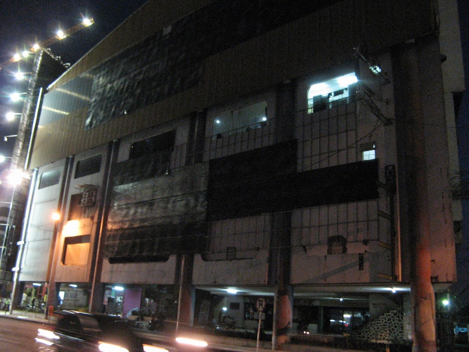 Pemkot Surabaya Mulai Proses Pembongkaran Fasad Eks Toko Nam di Jalan Embong Malang