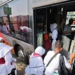 Jamaah haji bersiap naik bus solawat setelah menunaikan ibadah umrah