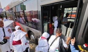 Jamaah haji bersiap naik bus solawat setelah menunaikan ibadah umrah