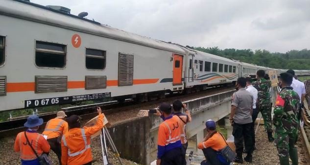 Kecelakaan Kereta Api Bangunkarta di Brebes, Jalur Rel Terganggu 1 Kecelakaan Kereta Api Bangunkarta di Brebes, Jalur Rel Terganggu