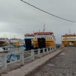 Kapal Feri bersandar di Pelabuhan Bira saat cuaca buruk gg
