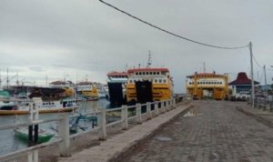 Kapal-Feri-bersandar-di-Pelabuhan-Bira-saat-cuaca-buruk-gg.jpg Kapal Feri bersandar di Pelabuhan Bira saat cuaca buruk gg