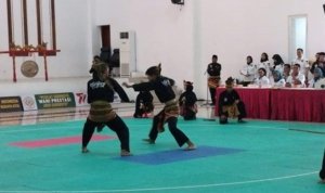 Pesilat Piala Kepolrestabes Surabaya 2023 saat tampil di Mapolrestabe
