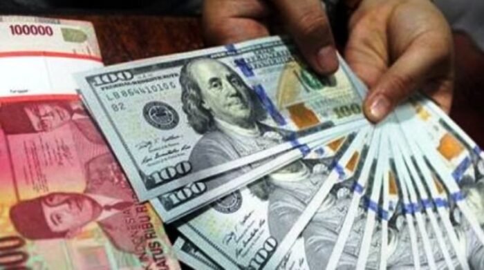 Rupiah Terus Mengalami Tekanan, Kurs Melemah ke Rp17.300 per Dolar AS