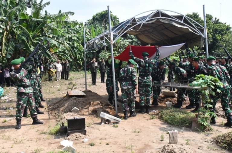 Pimpin Penghormatan Terakhir, Danrem Untoro Kenang Sosok Letda Cke Damas
