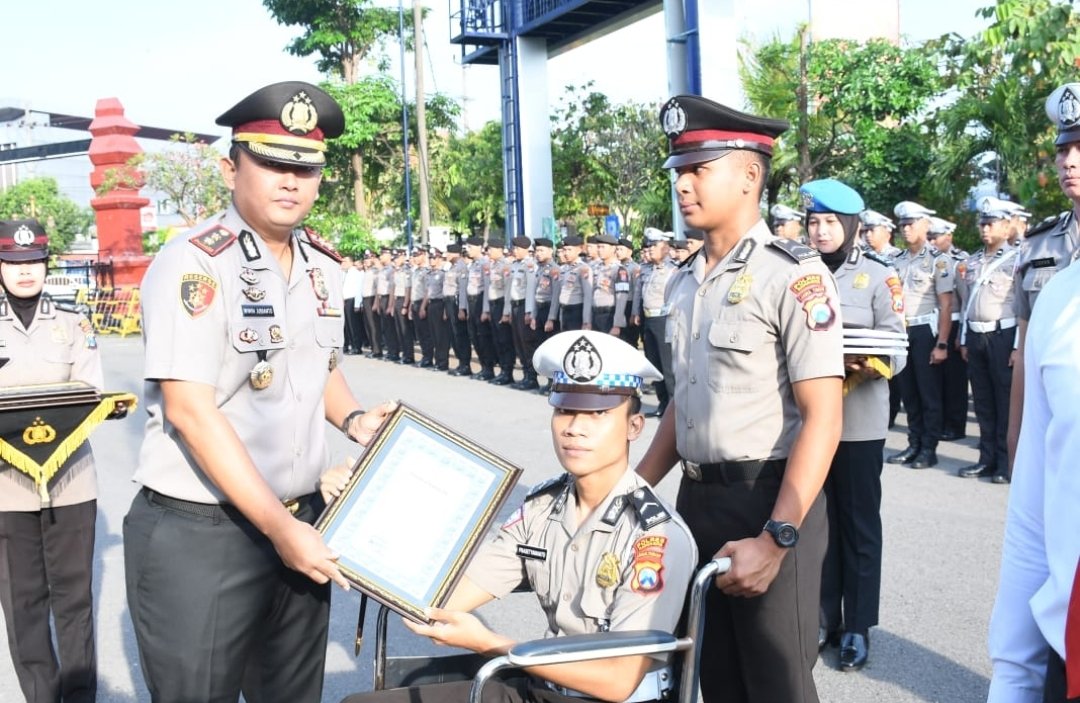 Bripda Sakti Terima Penghargaan Usai Insiden Viral Hentikan Bus Langgar Jalur 1 Bripda Sakti Terima Penghargaan Usai Insiden Viral Hentikan Bus Langgar Jalur