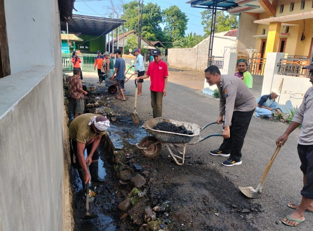 Polres Probolinggo Kota Gelorakan Gerakan Indonesia ASRI, Bersama Lintas Sektor Bersihkan Lingkungan 1 Polres Probolinggo Kota Gelorakan Gerakan Indonesia ASRI, Bersama Lintas Sektor Bersihkan Lingkungan