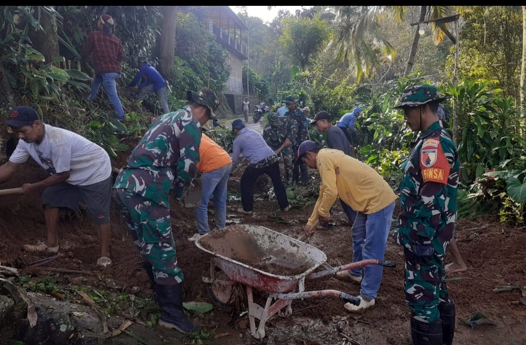 Setelah Tertutup Longsor, Akses Dusun Ngukir Kembali Terbuka Berkat Gotong Royong TNI dan Warga 1 Setelah Tertutup Longsor, Akses Dusun Ngukir Kembali Terbuka Berkat Gotong Royong TNI dan Warga
