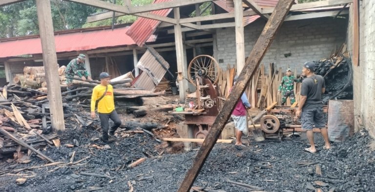 TNI Bersama Warga Gotong Royong Bersihkan Lokasi Penggergajian Pasca Kebakaran