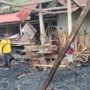 TNI Bersama Warga Gotong Royong Bersihkan Lokasi Penggergajian Pasca Kebakaran