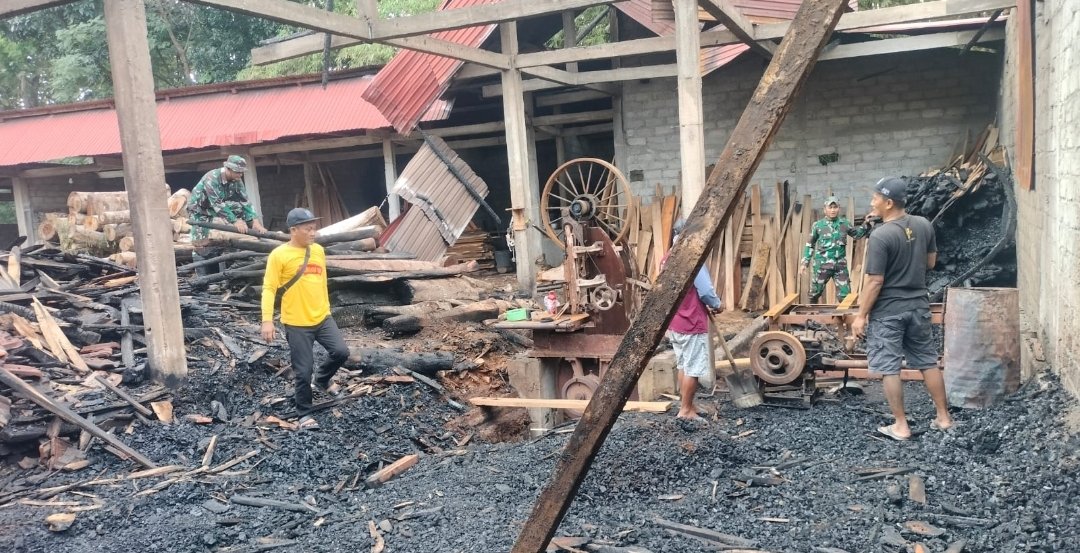 TNI Bersama Warga Gotong Royong Bersihkan Lokasi Penggergajian Pasca Kebakaran 1 TNI Bersama Warga Gotong Royong Bersihkan Lokasi Penggergajian Pasca Kebakaran