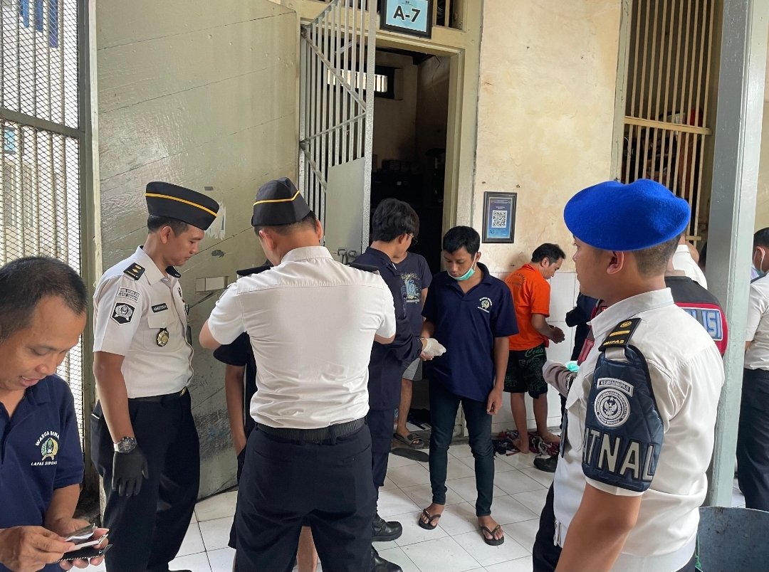 Razia Besar di Lapas Sidoarjo, Upaya Cegah Barang Terlarang Jelang Hari Bhakti Pemasyarakatan 1 Razia Besar di Lapas Sidoarjo, Upaya Cegah Barang Terlarang Jelang Hari Bhakti Pemasyarakatan