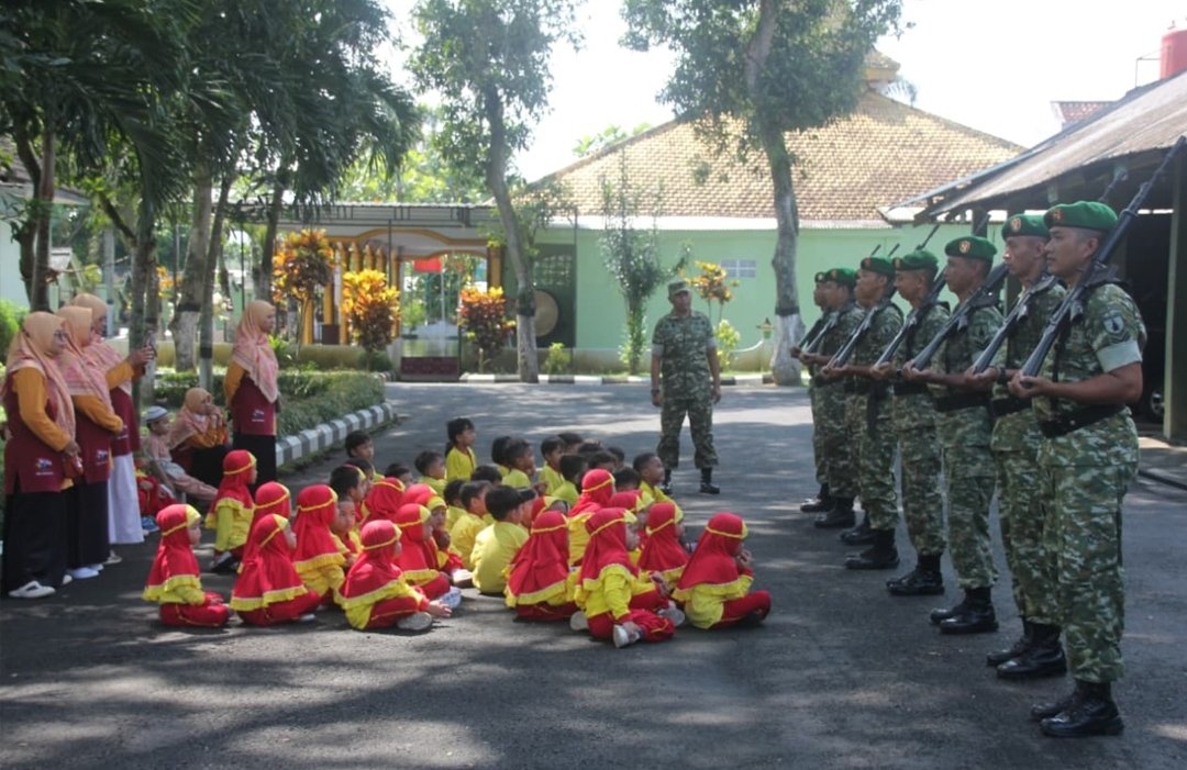 TNI Kenalkan Dunia Militer ke Anak-Anak, Edukasi Kebangsaan Sejak Dini di Trenggalek 1 TNI Kenalkan Dunia Militer ke Anak-Anak, Edukasi Kebangsaan Sejak Dini di Trenggalek