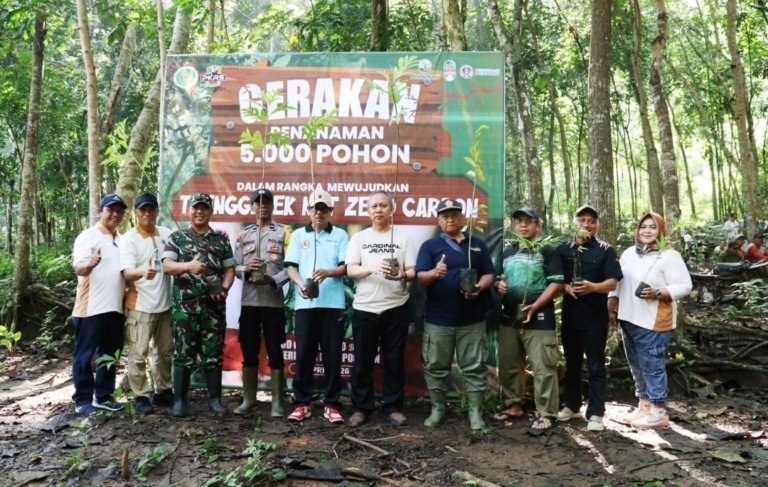 TNI Tanam 5.000 Pohon di Trenggalek, Aksi Nyata Menuju Net Zero Carbon 2045