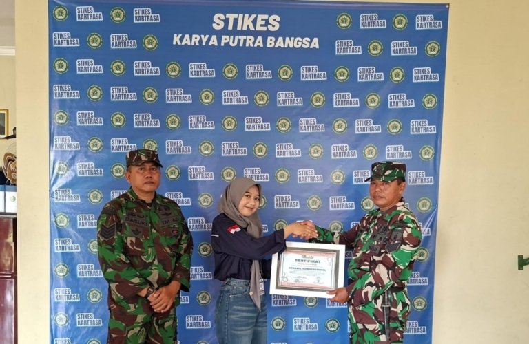 Anggota Koramil Sumbergempol Latih PBB Mahasiswa STIKES